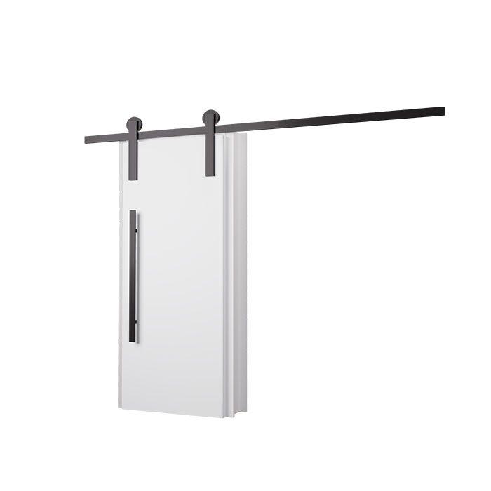 Porta de correr branca com roldana aparente preta e puxador vertical, em fundo branco. 