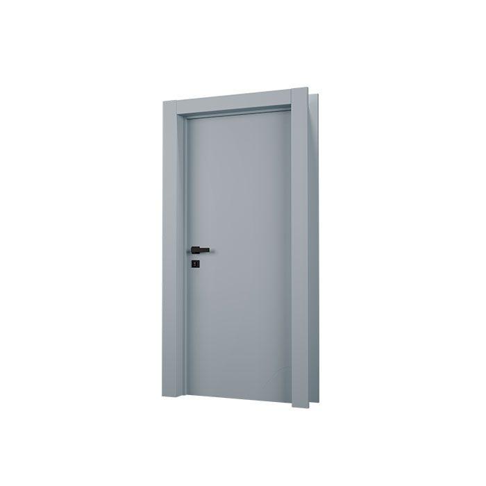 Porta cinza com acabamento moderno e maçaneta na cor preta. 