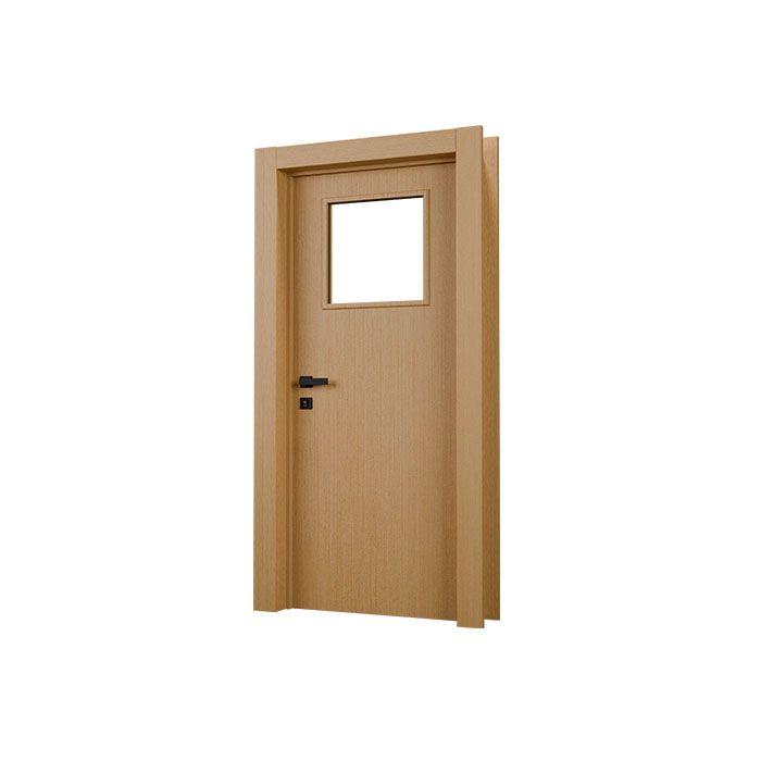 Porta com acabamento freijó com visor de vidro e maçaneta preta. 
