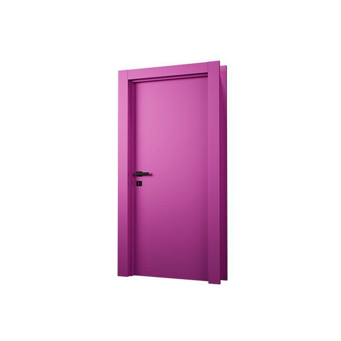 Porta rosa com acabamento laqueado e maçaneta preta. 