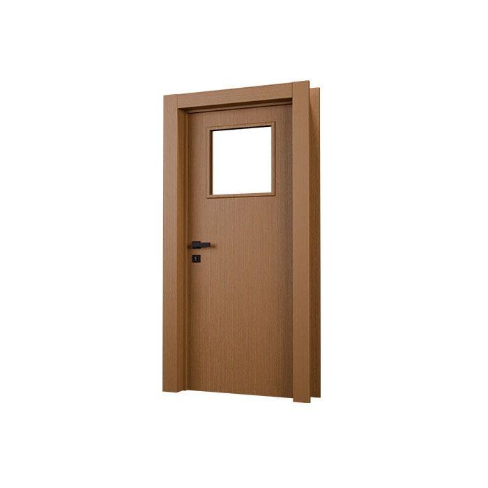 Porta com acabamento cappuccino, visor de vidro e maçaneta preta. 