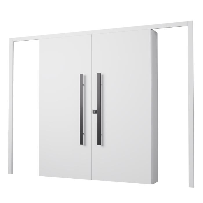 Porta dupla de correr com acabamento branco, com dois puxadores verticais. 
