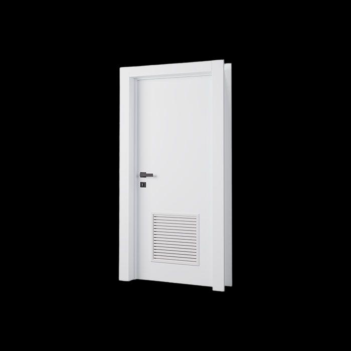 Porta branca com veneziana de madeira na parte inferior e com maçaneta preta.